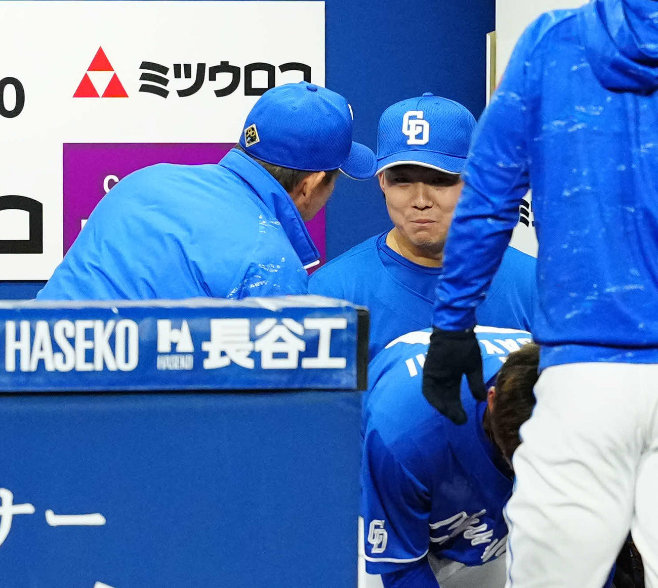 DeNA対中日　7回終了後、立浪監督から声を掛けられ笑顔を見せる中日の先発小笠原（撮影・たえ見朱実）