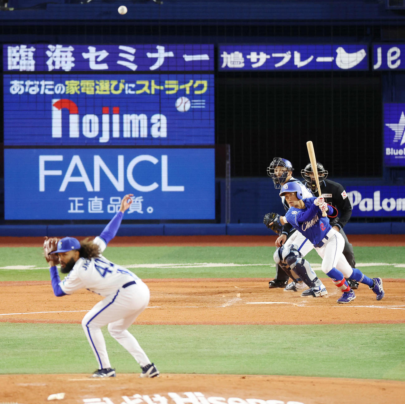 DeNA対中日　3回表中日無死一塁、中前打を放つ田中。投手ジャクソン（撮影・宮地輝）