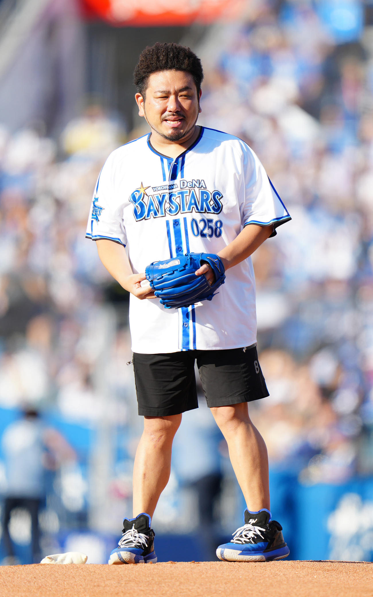 始球式に臨む鬼越トマホークの金ちゃん（2023年7月16日撮影）