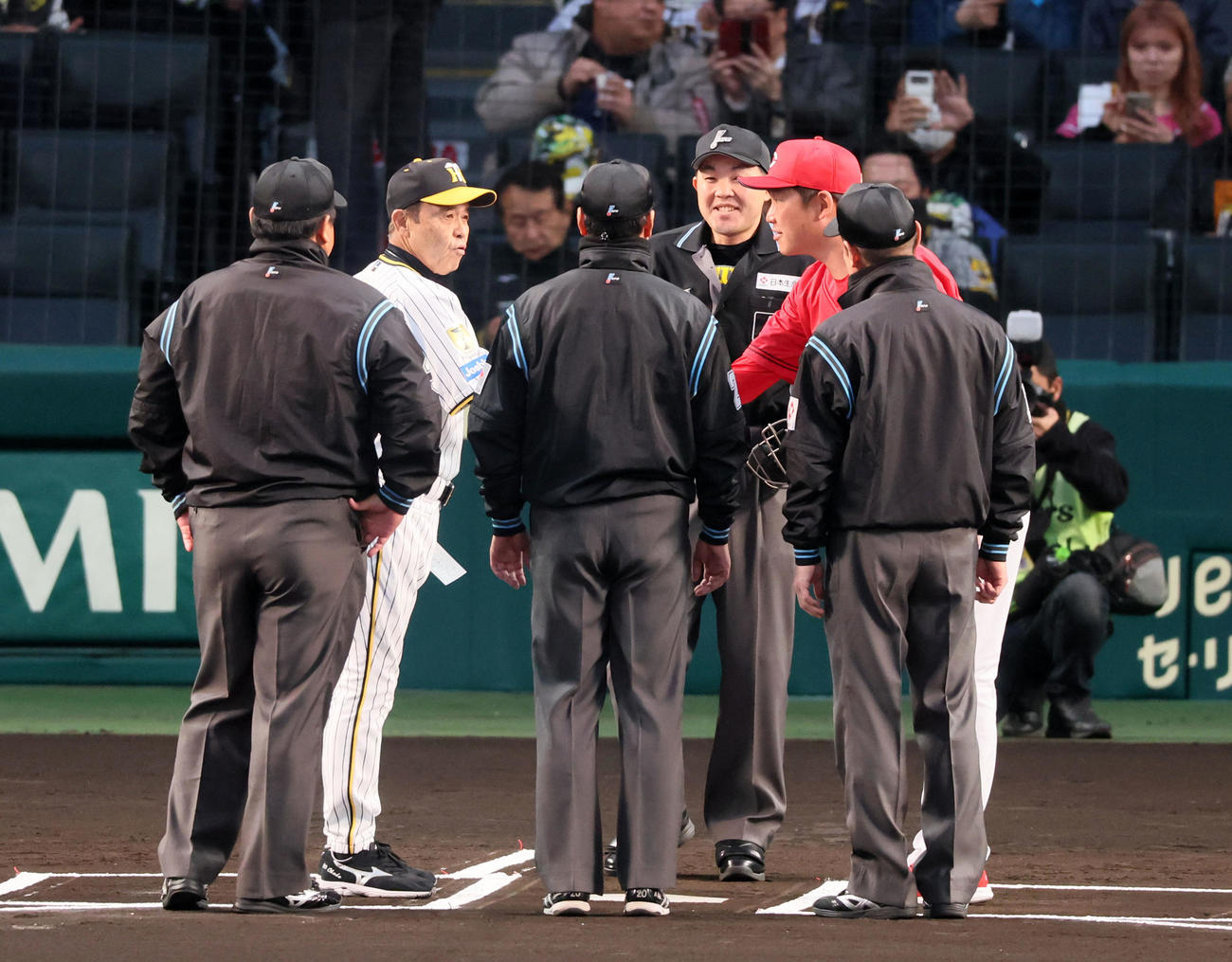 阪神対広島　メンバー表交換時に握手する岡田監督（左）と新井監督（撮影・加藤哉）