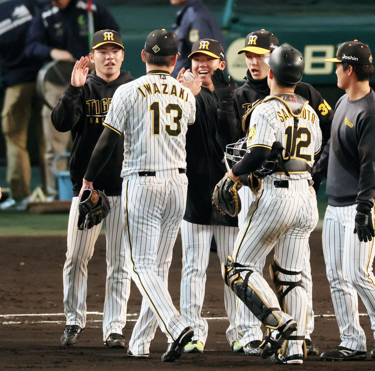 阪神対広島　広島に勝利し岩崎優（左）からウイニングボールを手渡される村上（撮影・加藤哉）