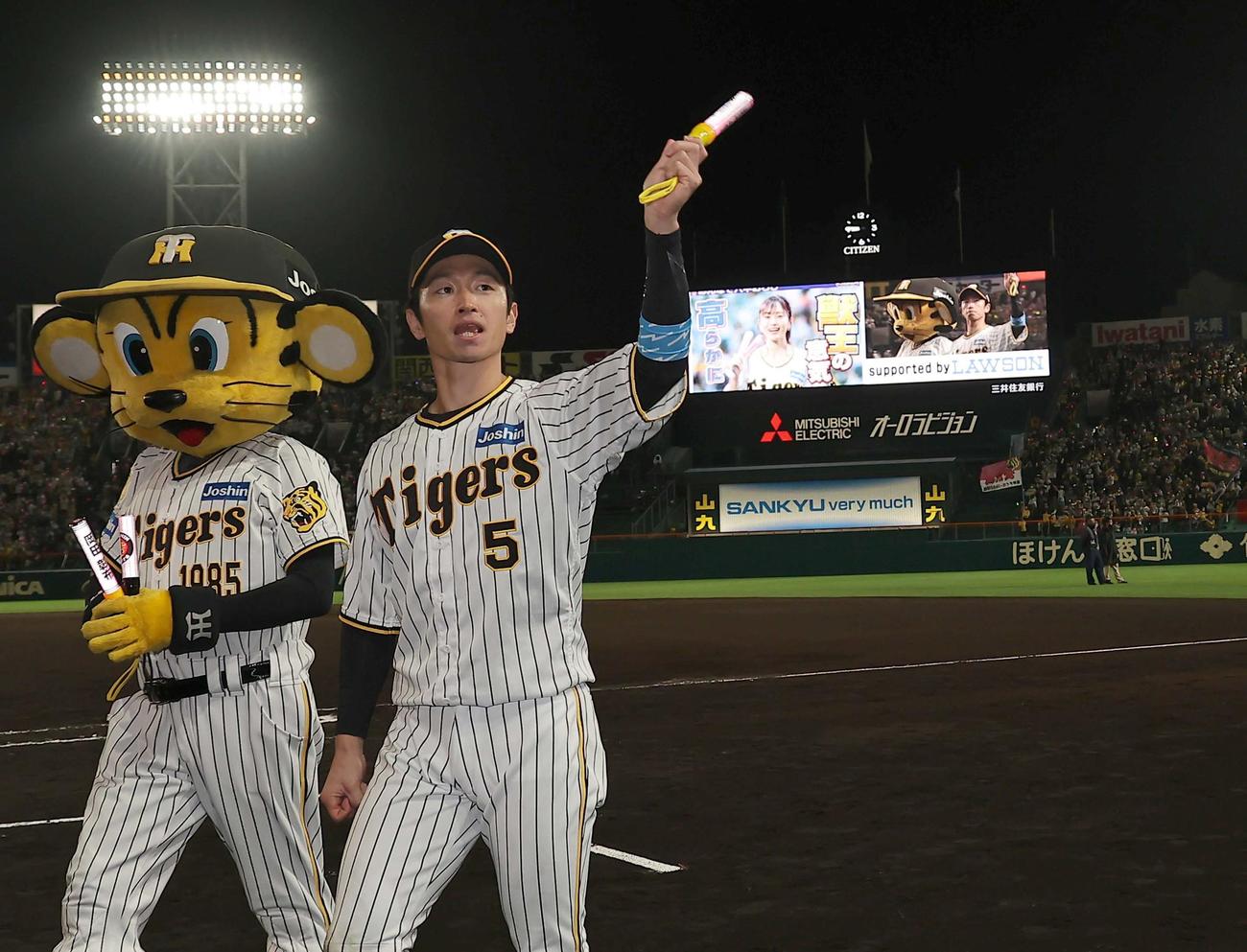 阪神対広島　ヒーローの近本はファンの歓声に応える（撮影・上田博志）