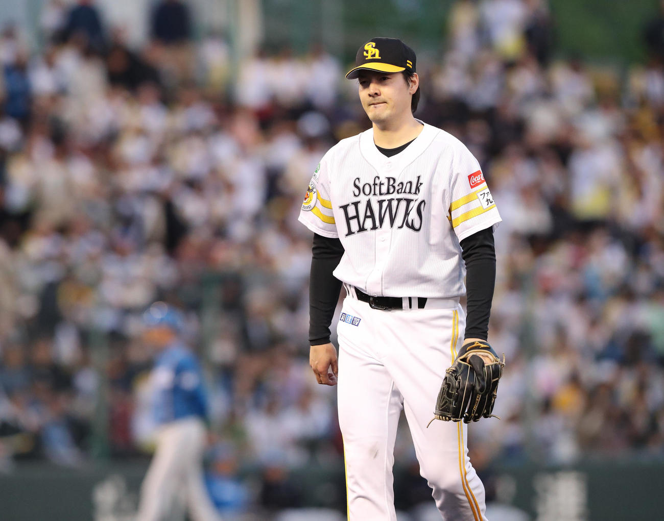 ソフトバンク対日本ハム　2回を投げ終えベンチに引きあげる先発の有原（撮影・梅根麻紀）