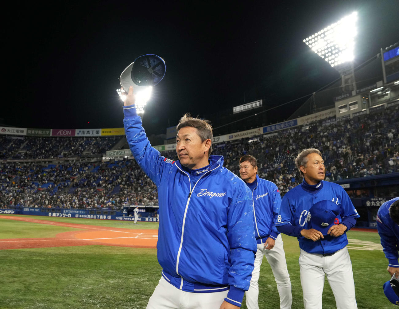 DeNA対中日　スタンドの声援に応える中日立浪監督（撮影・井上学）