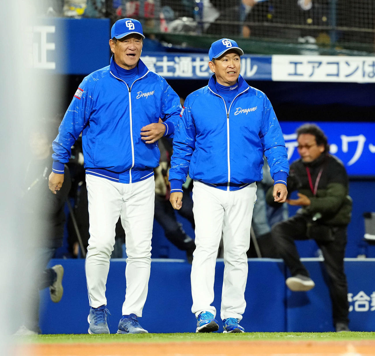 DeNA対中日　DeNAに勝利し笑顔を見せる中日片岡ヘッドコーチ（左）と立浪監督（撮影・たえ見朱実）