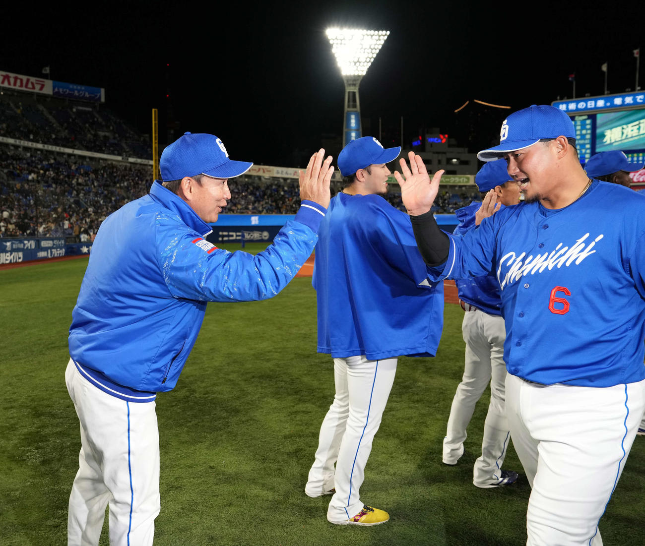 DeNA対中日　中田（右）とハイタッチをかわす立浪監督（撮影・井上学）