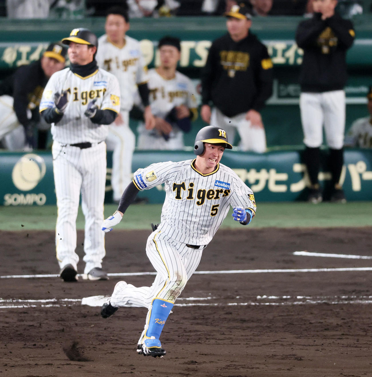 阪神対広島　5回裏阪神1死二塁、近本は右適時打を放つ（撮影・加藤哉）