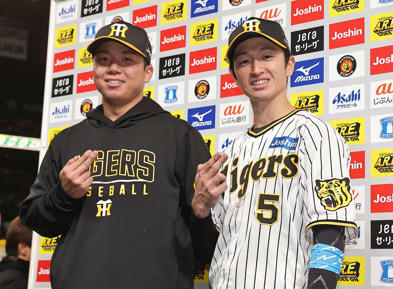 阪神対広島　お立ち台に上がり淡路島ポーズで笑顔を見せる村上（左）と近本（撮影・上田博志）