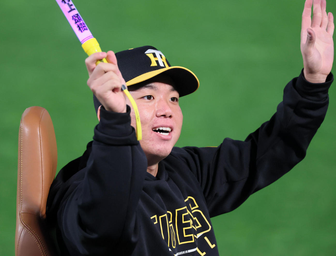 阪神対広島　ヒーローインタビューを終えリリーフカーに乗ってファンにあいさつする村上（撮影・加藤哉）
