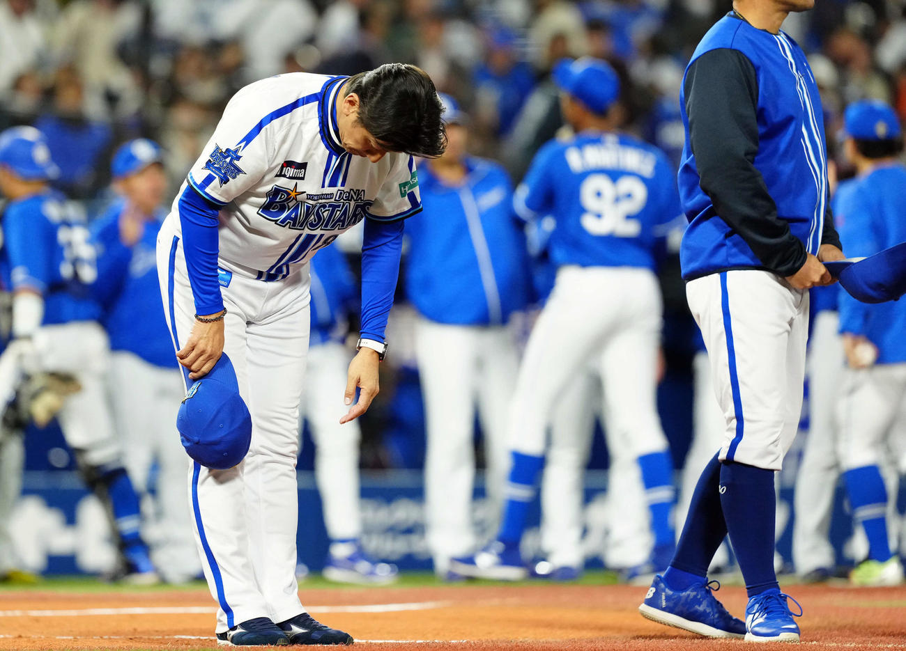 DeNA対中日　中日に負けを喫し頭を下げるDeNA三浦監督（撮影・たえ見朱実）
