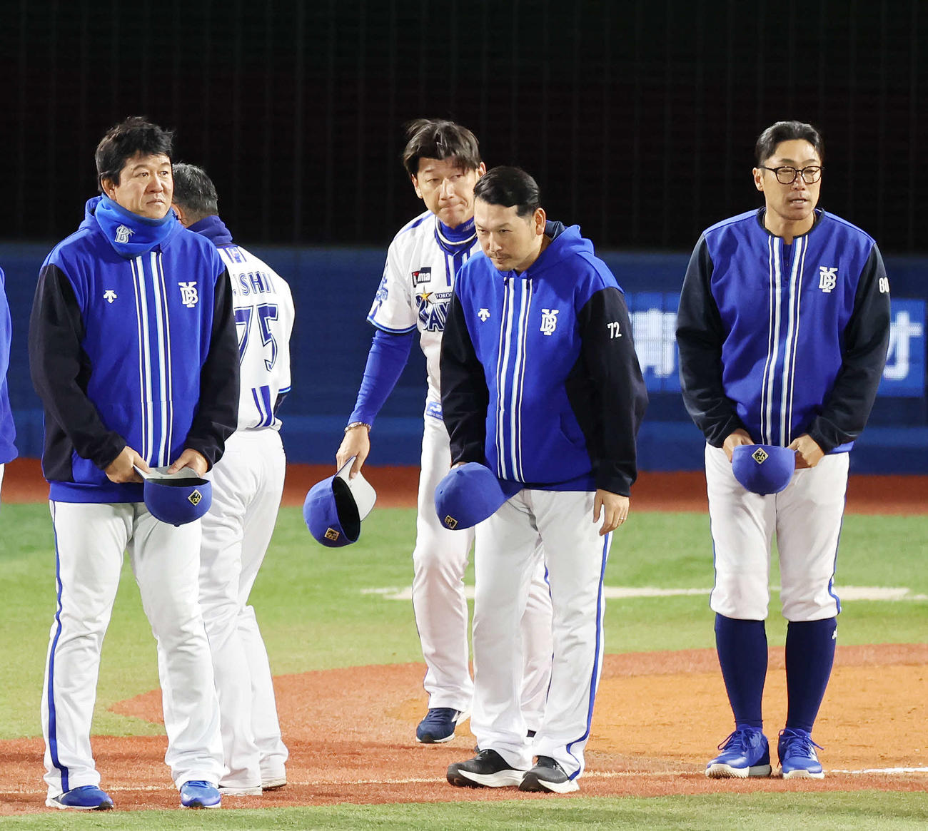 DeNA対中日　中日に敗れ、ファンにあいさつするDeNA三浦監督（中央）ら（撮影・宮地輝）