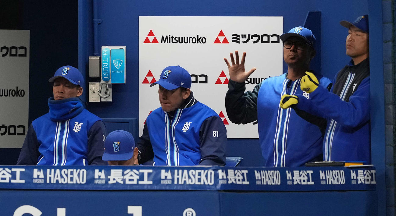 DeNA対中日　7回、浮かない表情のDeNA三浦監督（左から3人目）（撮影・井上学）