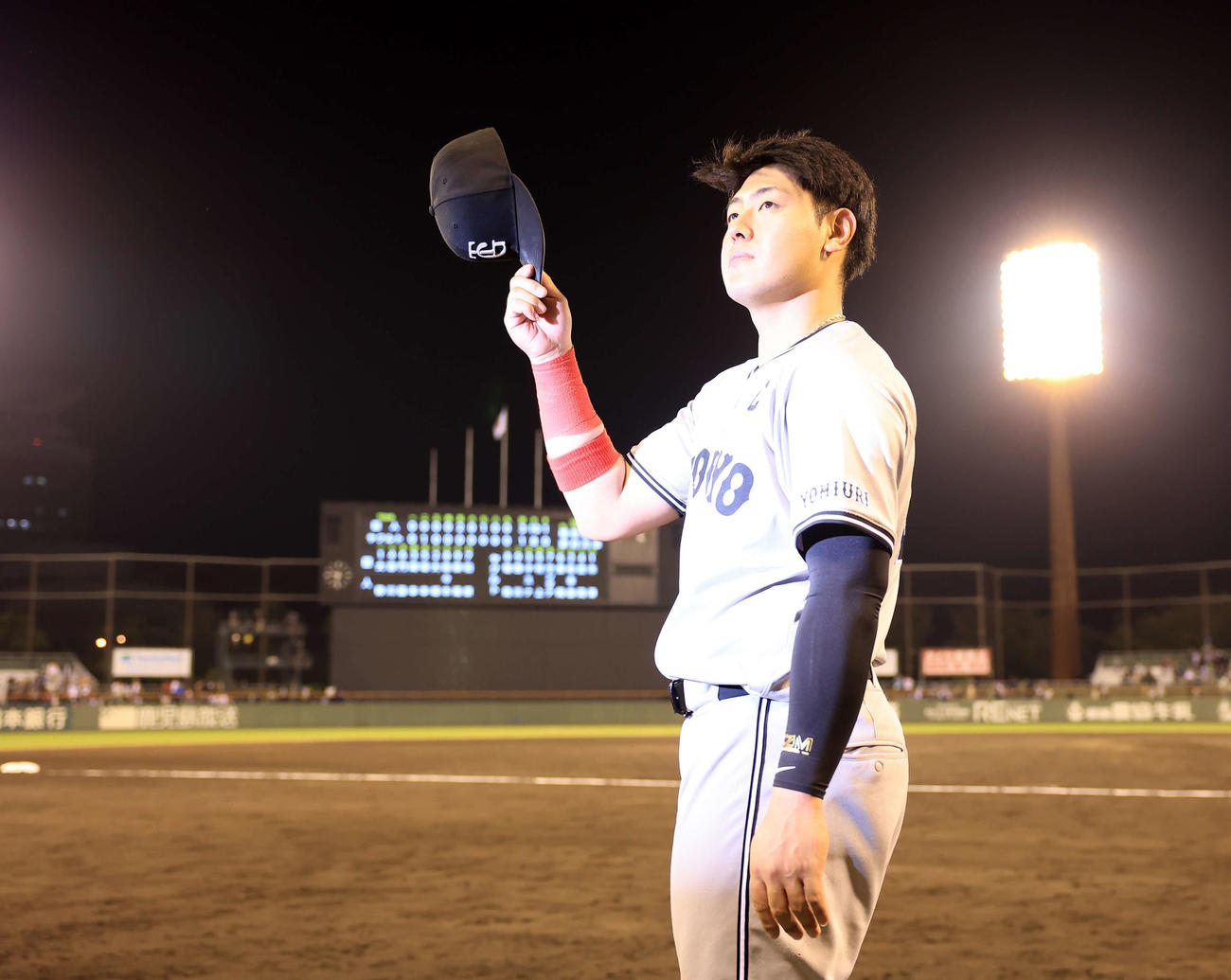 ヤクルト対巨人　ヒーローインタビュー後、帽子を振りあいさつする巨人岡本和（撮影・浅見桂子）