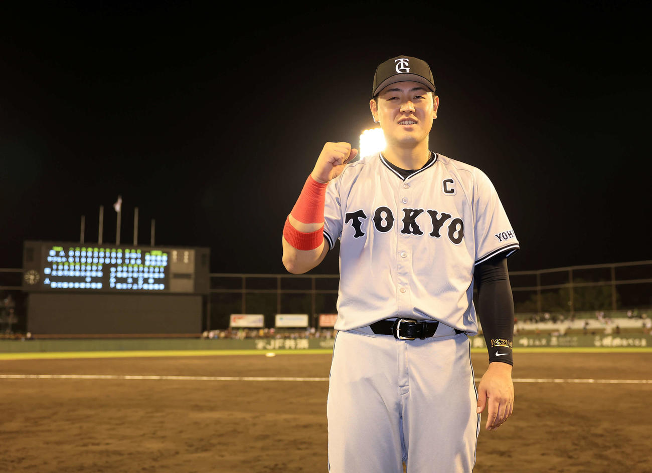 ヤクルト対巨人　ヒーローインタビュー後、笑顔でガッツポーズする巨人岡本和（撮影・浅見桂子）