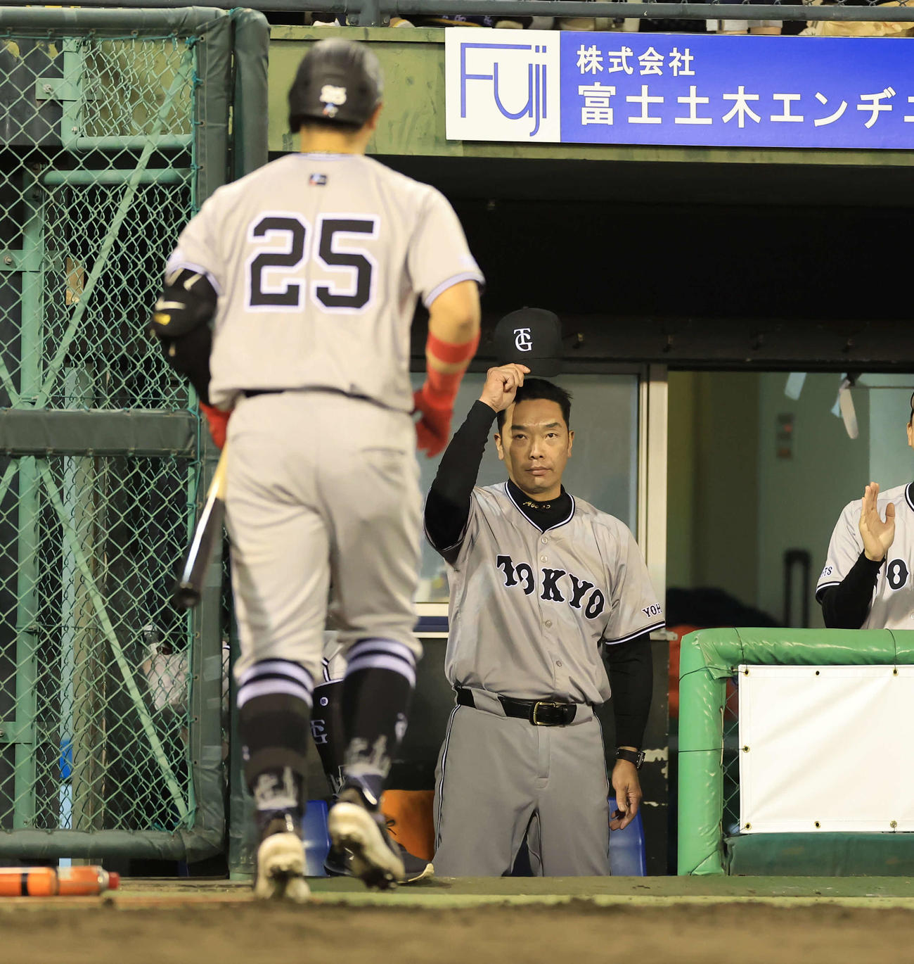 ヤクルト対巨人　7回表巨人2死、岡本和（手前）が左越えソロ本塁打を放ち、脱帽して最敬礼する阿部監督（撮影・浅見桂子）