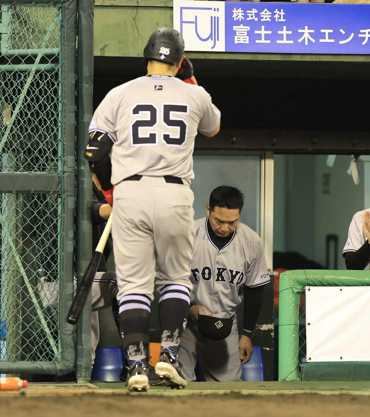 ヤクルト対巨人　7回表巨人2死、岡本和（手前）が左越えソロ本塁打を放ち、脱帽して最敬礼する阿部監督（撮影・浅見桂子）