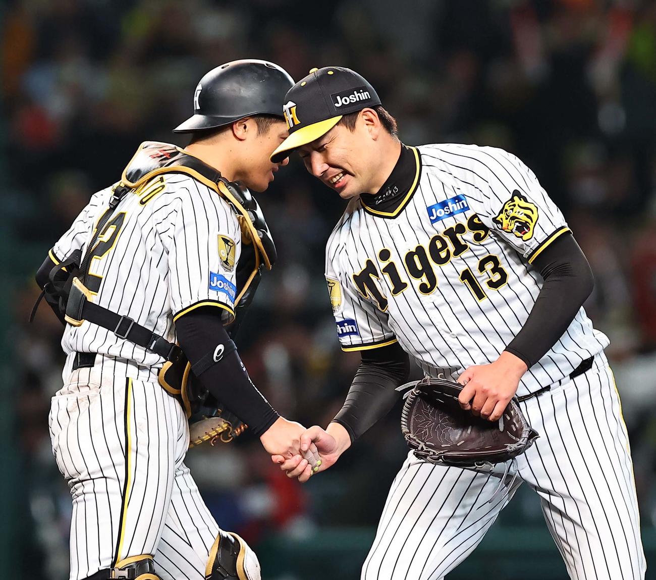 阪神対広島　広島に勝利し坂本（左）と握手を交わす岩崎（撮影・上田博志）