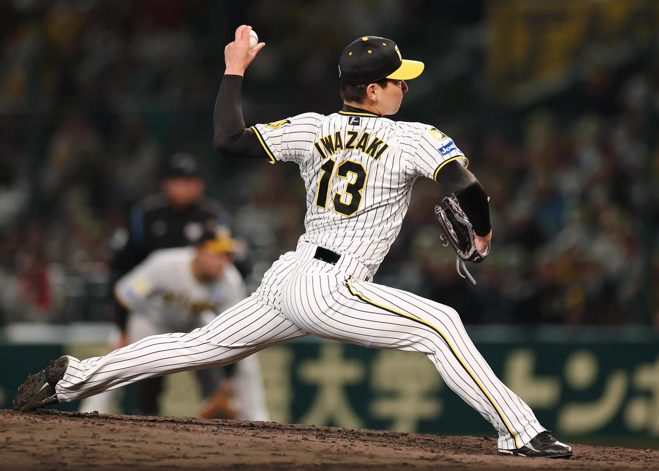 阪神対広島　力投する阪神3番手の岩崎（撮影・前田充）