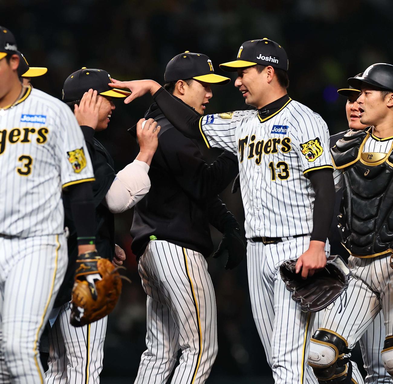 阪神対広島　村上（左）にウイニングボールを手渡す岩崎（撮影・上田博志）