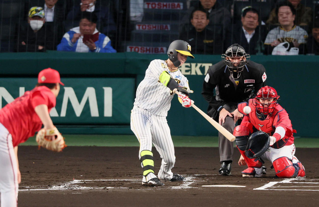 阪神対広島　1回裏阪神1死、中野は中二塁打を放つ。投手は床田（撮影・加藤哉）