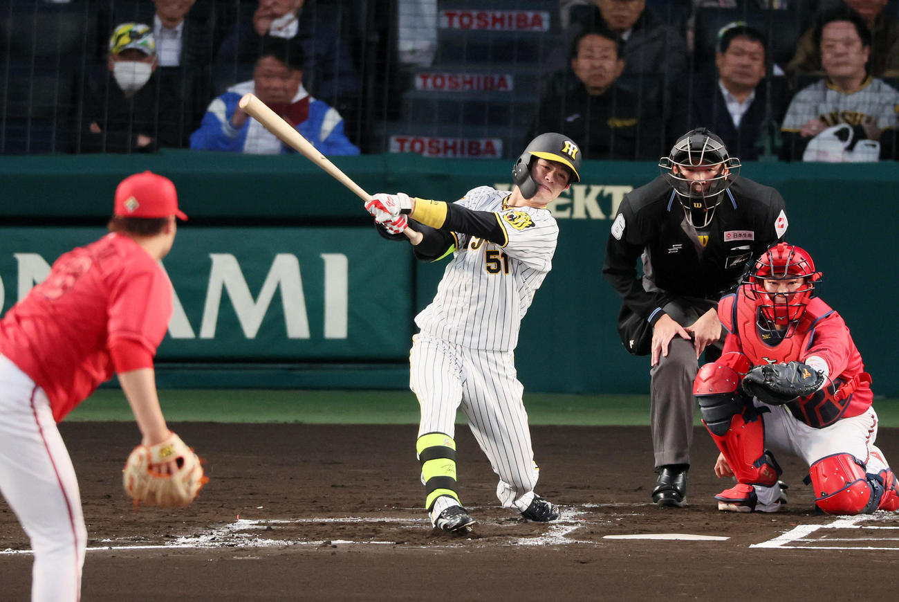 阪神対広島　1回裏阪神1死、中野は中二塁打を放つ。投手は床田（撮影・加藤哉）