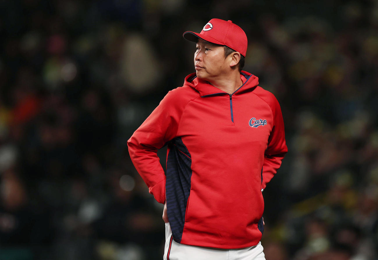阪神対広島　8回表を終え、選手交代を告げる広島新井監督（撮影・前田充）