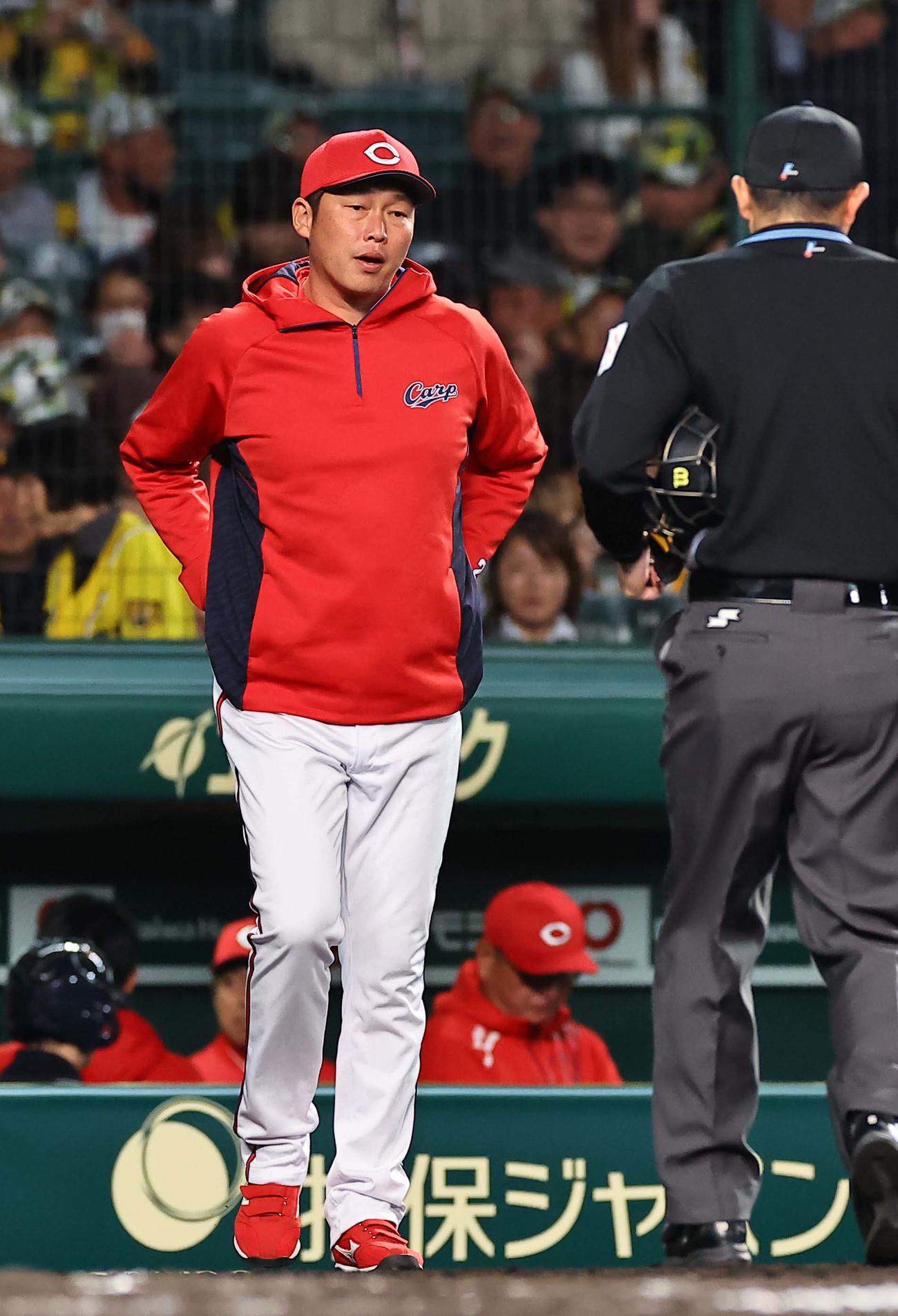 阪神対広島　選手交代を告げる新井監督（撮影・上田博志）