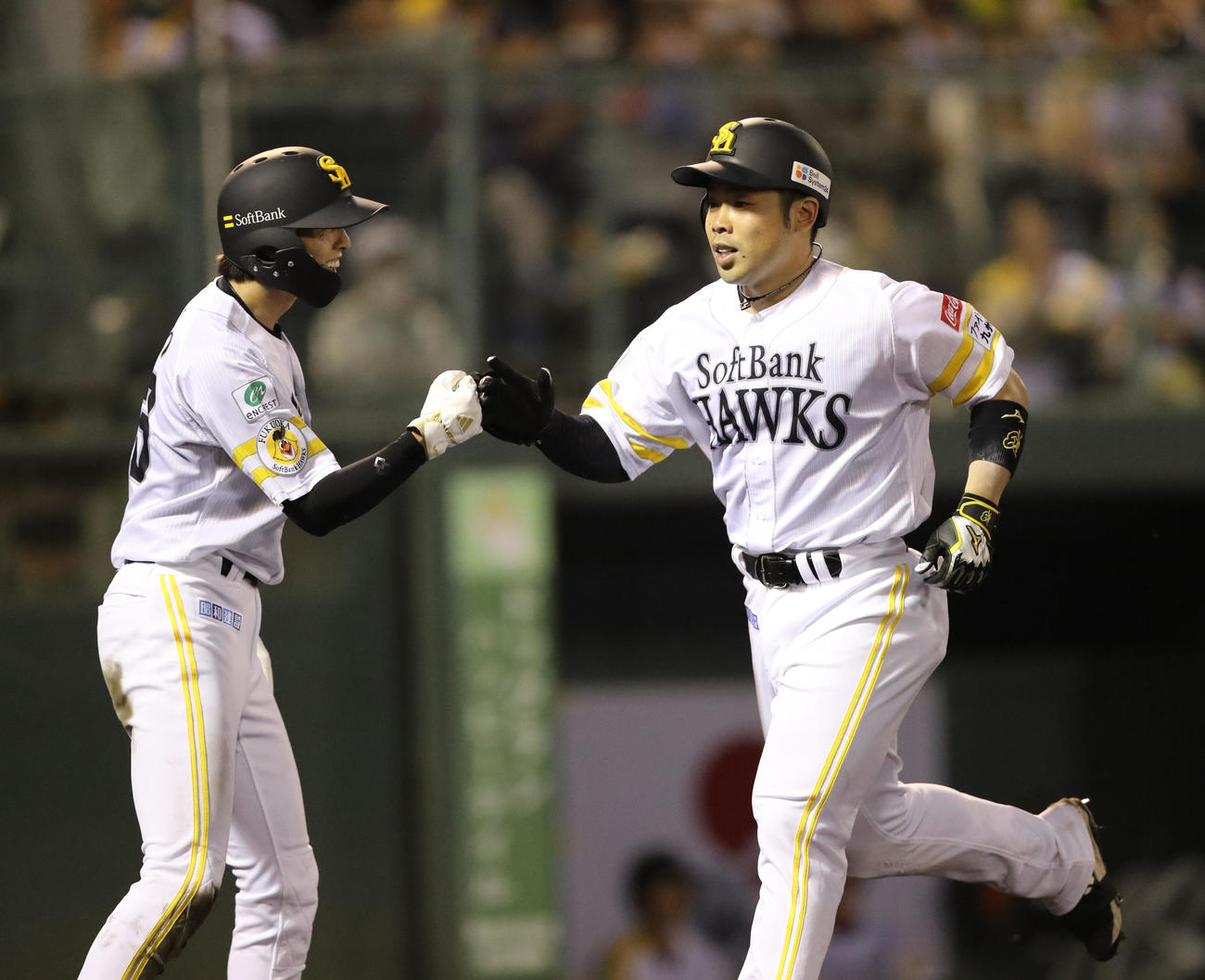ソフトバンク対日本ハム　3回裏ソフトバンク2死三塁、近藤は中越えに2点本塁打を放ち周東とハイタッチ（撮影・梅根麻紀）