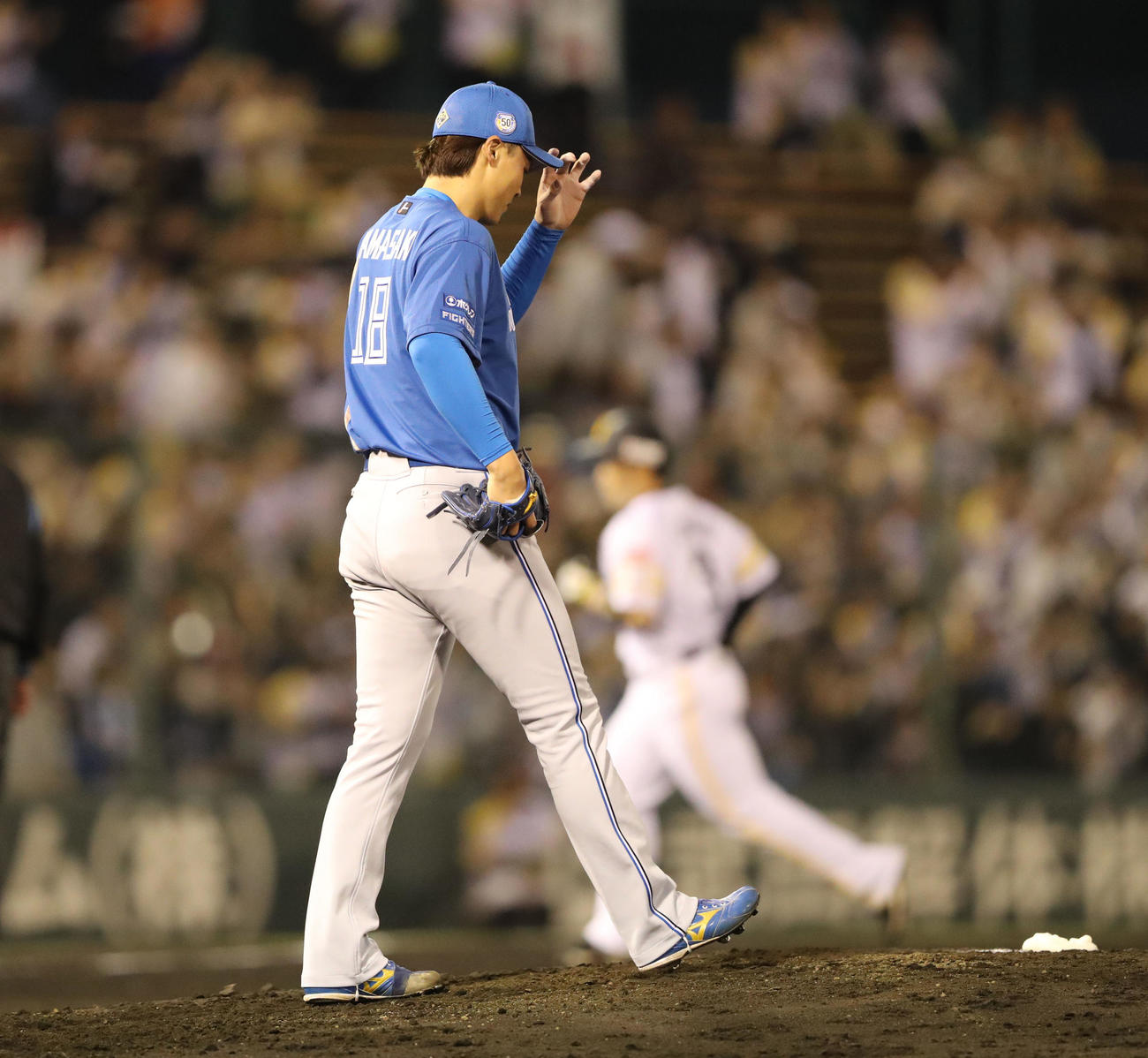 ソフトバンク対日本ハム　3回裏ソフトバンク2死三塁、近藤に中越え2点本塁打を浴びた山崎（撮影・梅根麻紀）