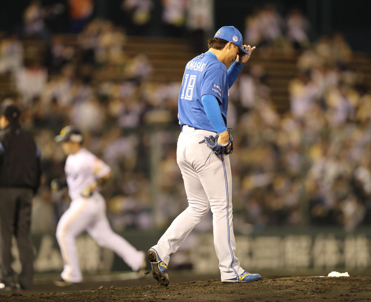 ソフトバンク対日本ハム　3回裏ソフトバンク2死三塁、近藤に中越え2点本塁打を浴びた山崎（撮影・梅根麻紀）