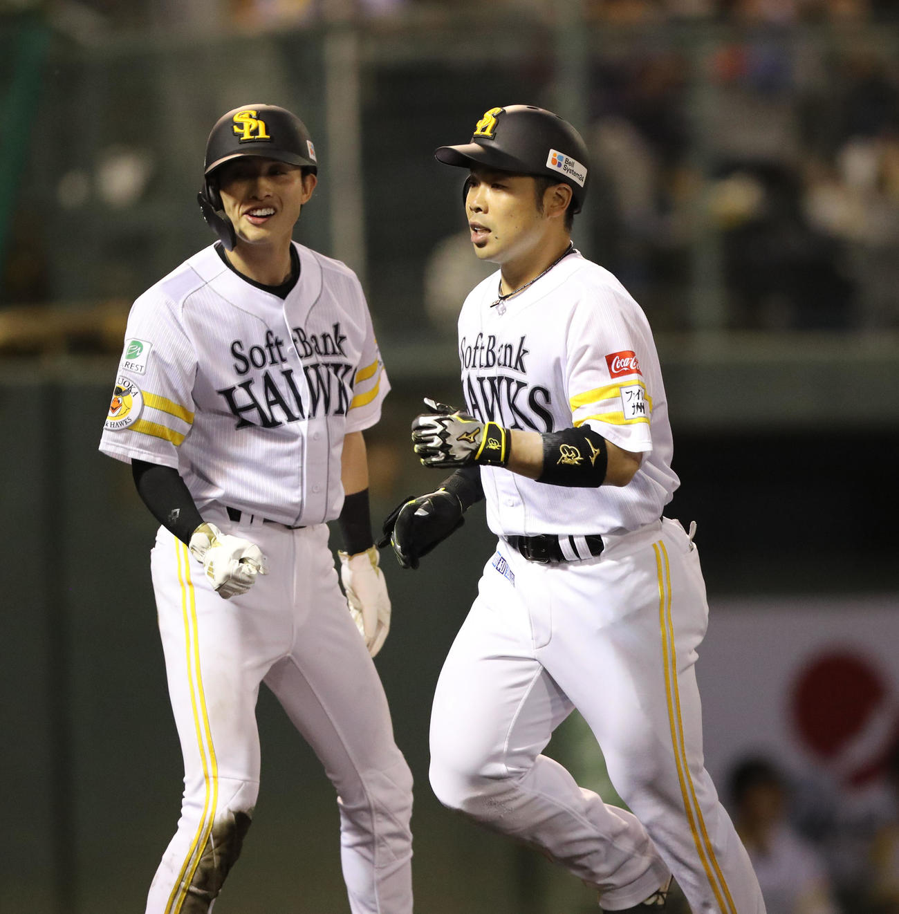 ソフトバンク対日本ハム　3回裏ソフトバンク2死三塁、近藤は中越えに2点本塁打を放ち周東（左）とタッチ（撮影・梅根麻紀）
