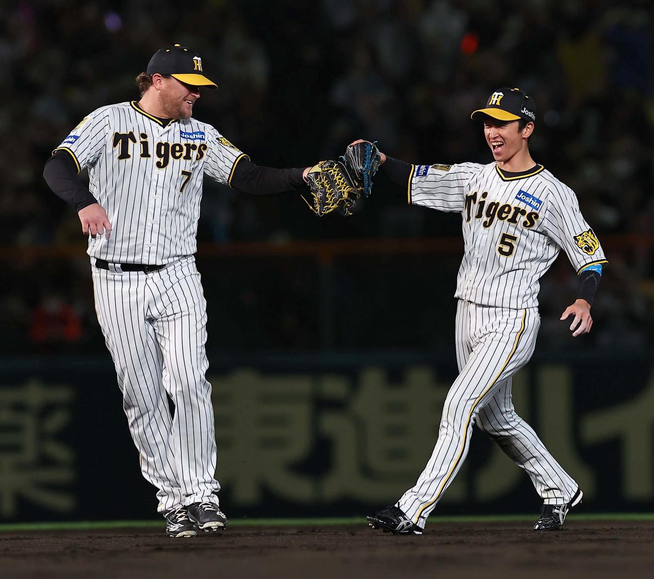 阪神対広島　広島に勝利しノイジー（左）と笑顔でグラブタッチをする近本（撮影・上田博志）