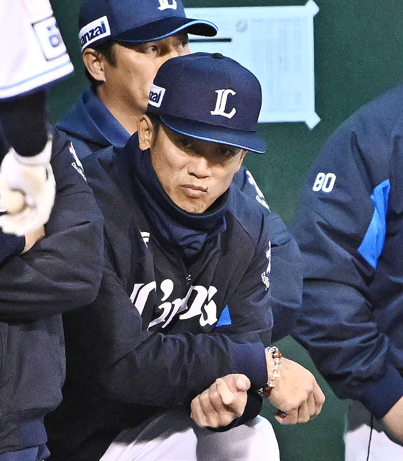 西武対ロッテ　9回裏、ベンチで厳しい表情の西武松井監督（手前）（撮影・滝沢徹郎）