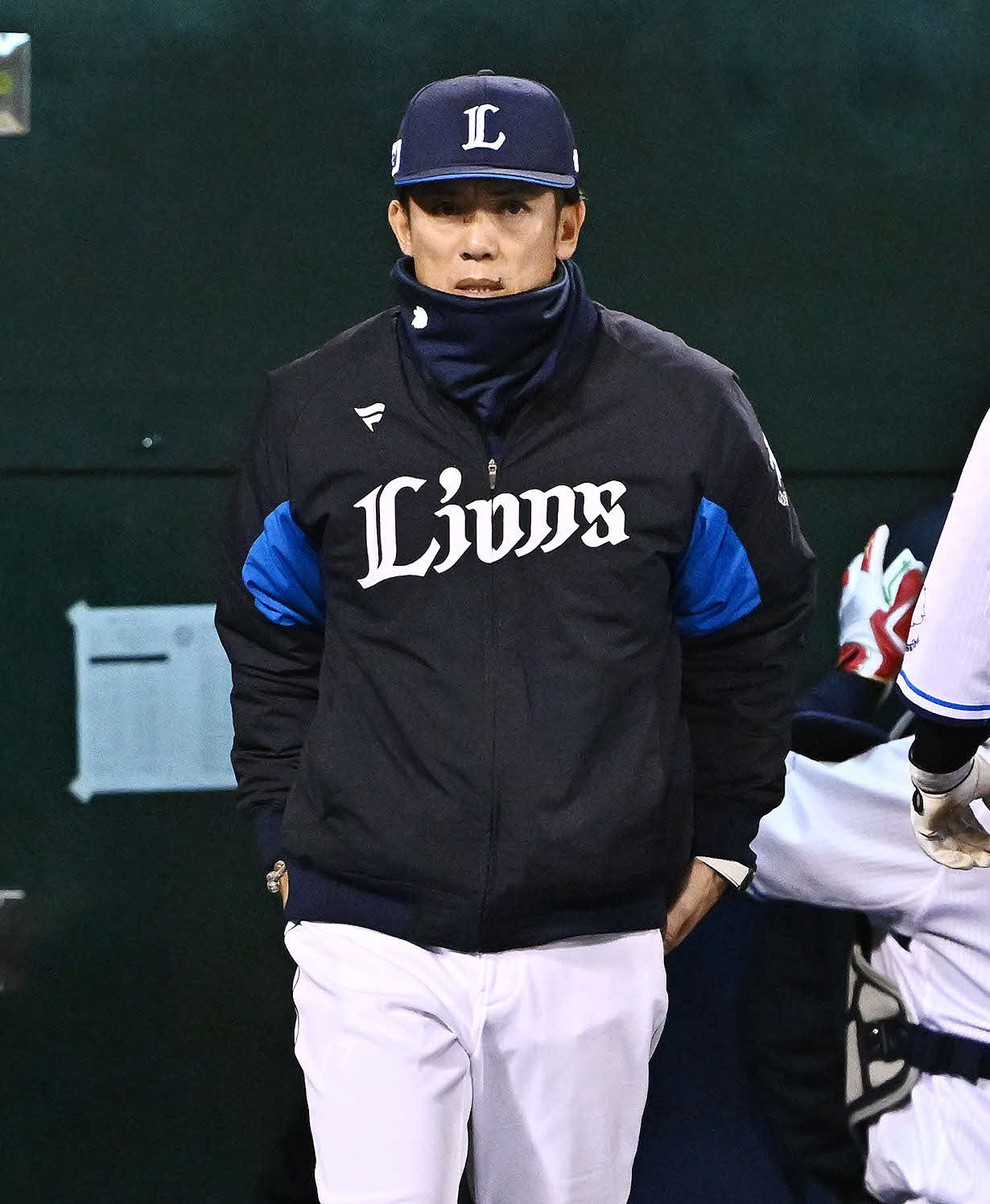 西武対ロッテ　交代を告げにベンチを出る西武松井監督（撮影・滝沢徹郎）