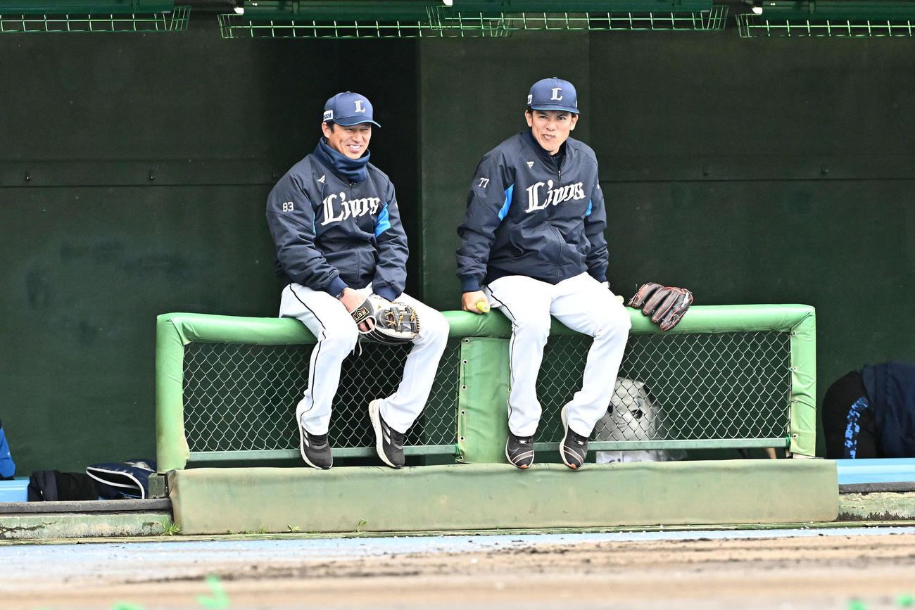 西武対ロッテ　試合前練習を見守る西武松井監督（右）と平石ヘッドコーチ（撮影・滝沢徹郎）