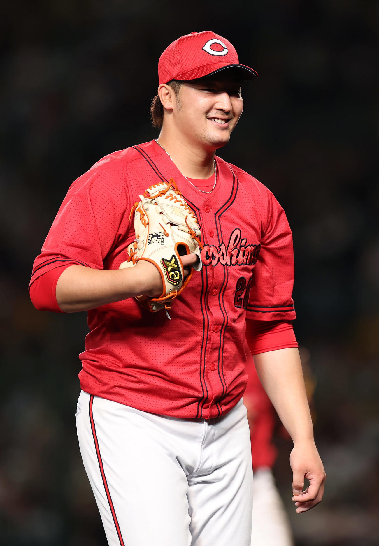 阪神対広島　4回裏阪神2死一、二塁、坂本を空振り三振に仕留め笑顔を見せる床田（撮影・前田充）