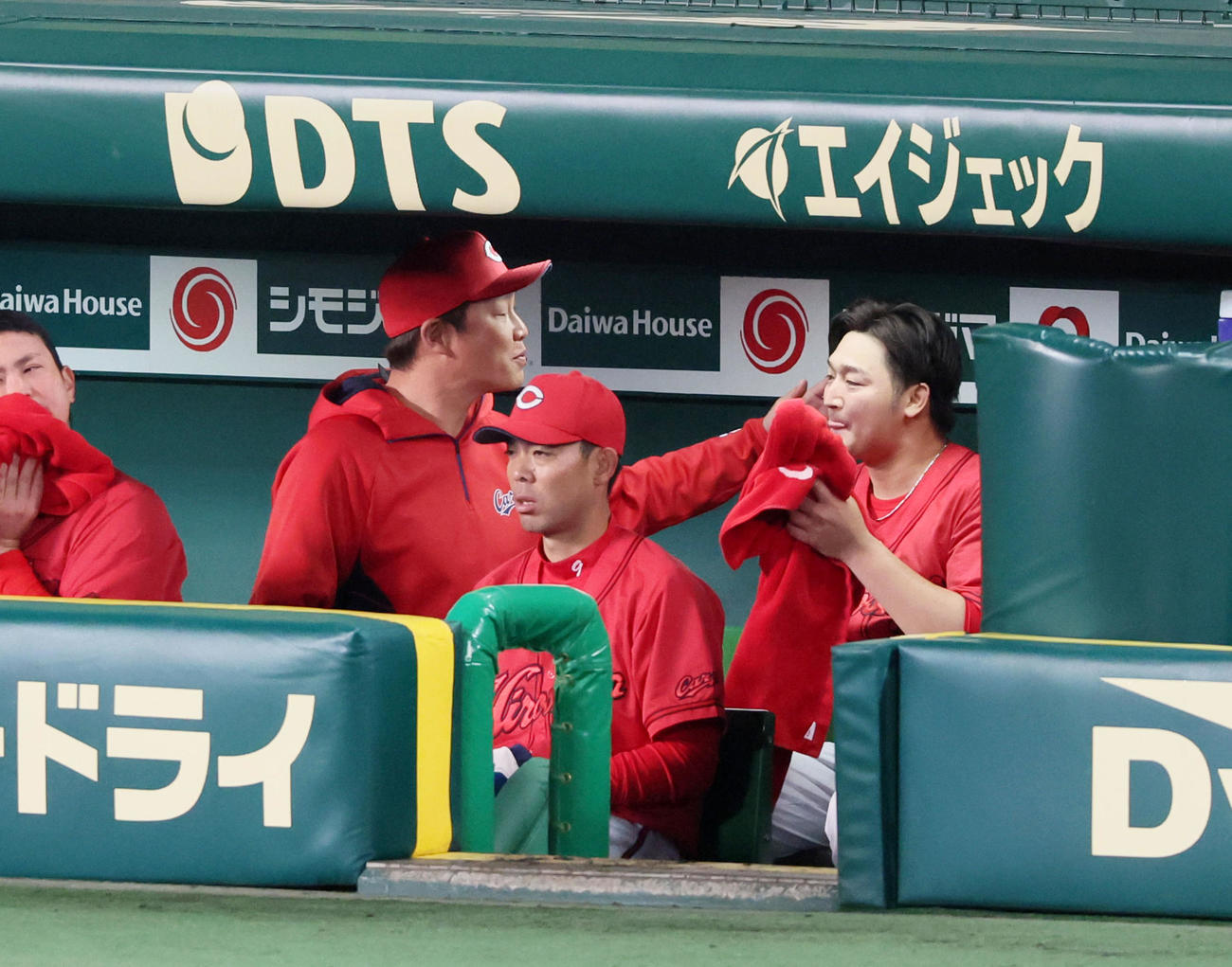 阪神対広島　7回裏を終えベンチに戻った床田（右）をねぎらう新井監督（撮影・加藤哉）