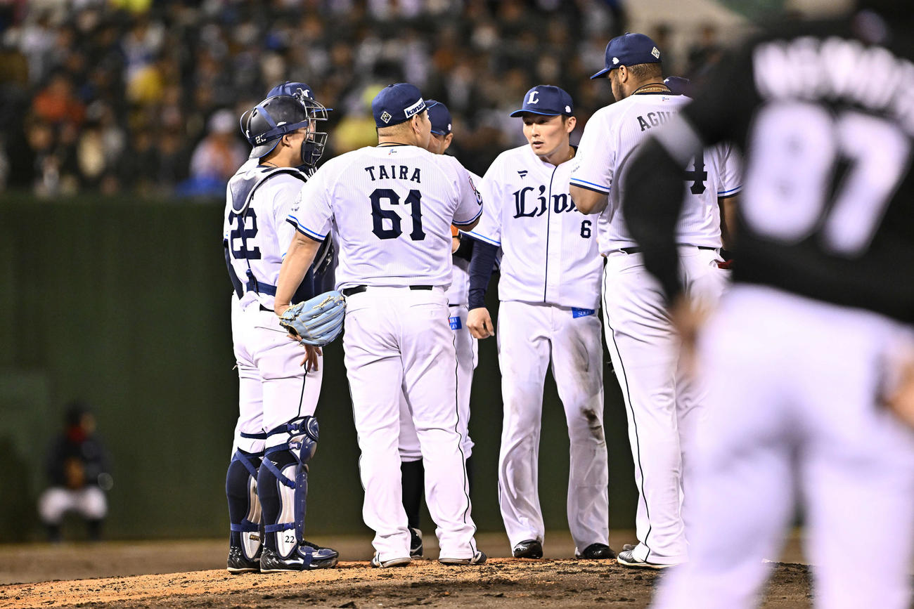 西武対ロッテ　7回表、ピンチにマウンドの西武平良（左から2人目）のもとに集まるナイン（撮影・滝沢徹郎）