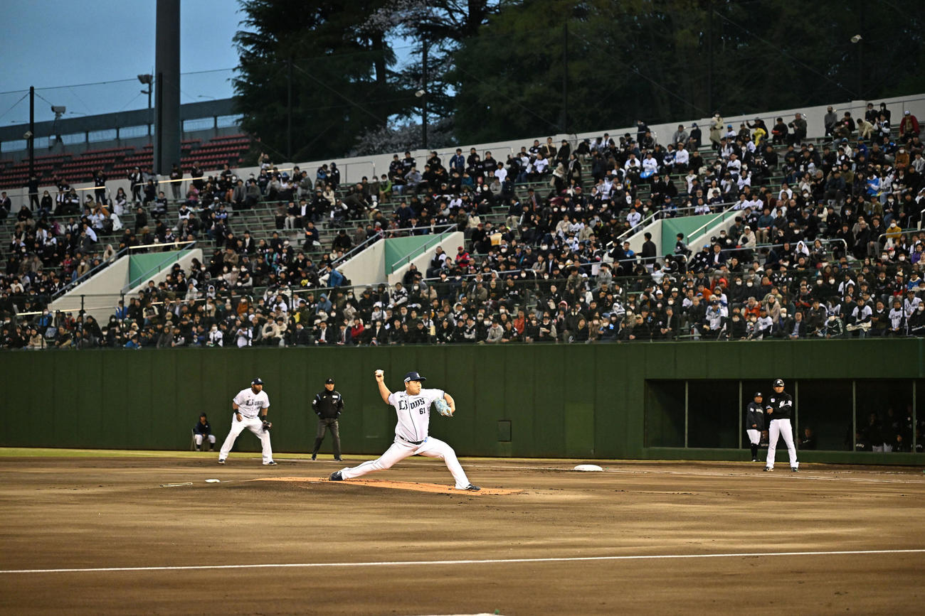 西武対ロッテ　西武先発の平良（撮影・滝沢徹郎）