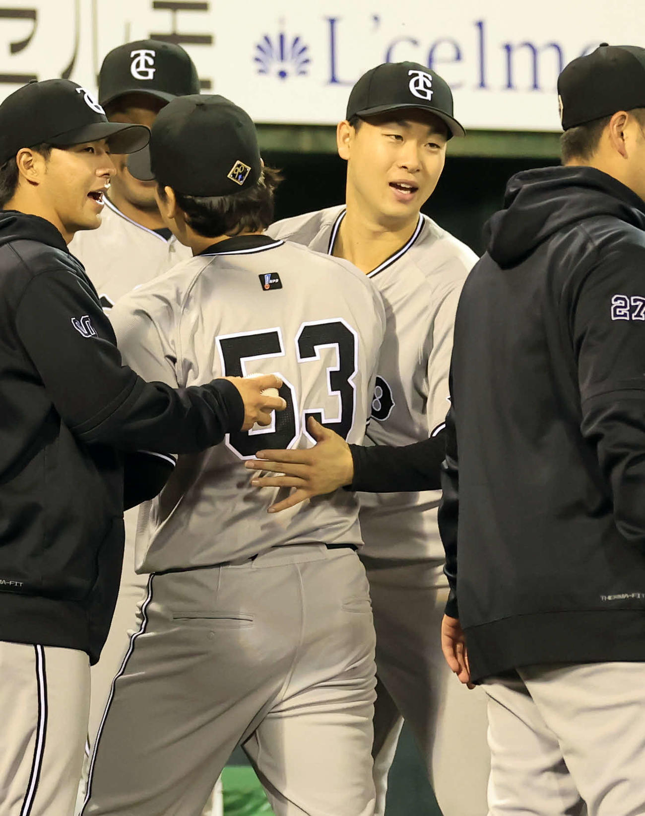 ヤクルト対巨人　6回裏ヤクルト2死満塁、西川を二塁ゴロに仕留めた高梨（手前）を抱擁で迎える山崎伊（右）（撮影・浅見桂子）