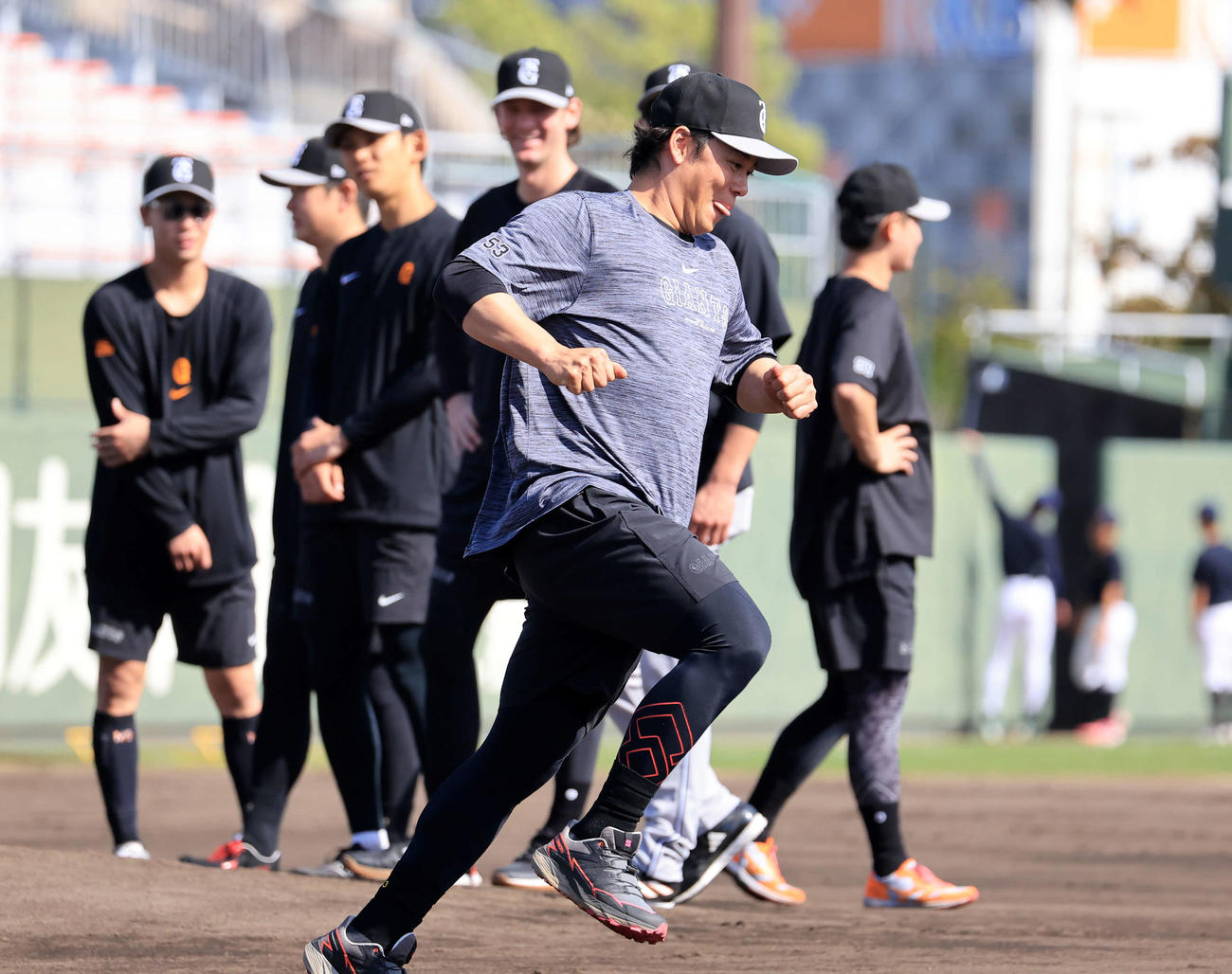 ヤクルト対巨人　マウンド確認でダッシュする巨人高梨（撮影・浅見桂子）