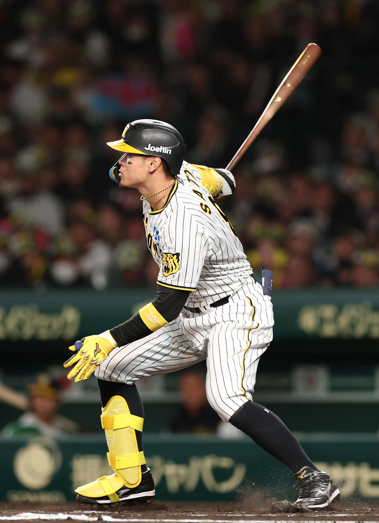 阪神対広島　7回裏阪神無死、右前打を放つ佐藤輝（撮影・前田充）
