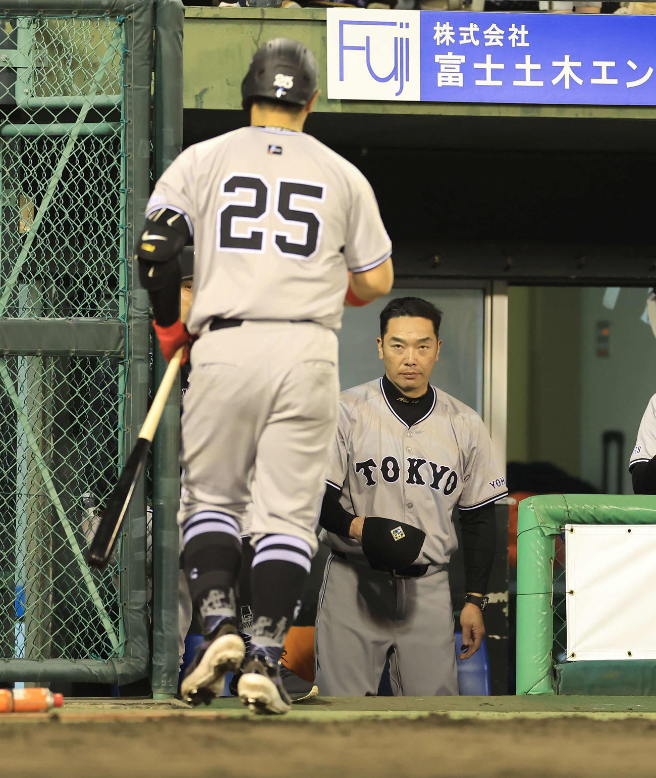 ヤクルト対巨人　7回表巨人2死、岡本和（手前）が左越えソロ本塁打を放ち、脱帽して最敬礼する阿部監督（撮影・浅見桂子）