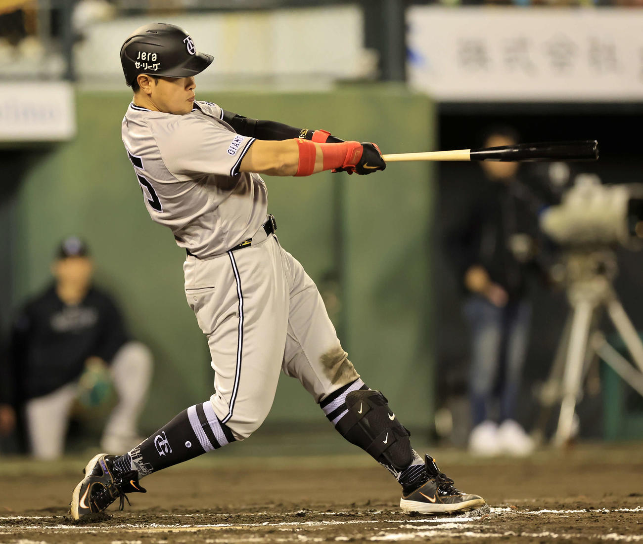 ヤクルト対巨人　7回表巨人2死、岡本和は左越えソロ本塁打を放つ（撮影・浅見桂子）