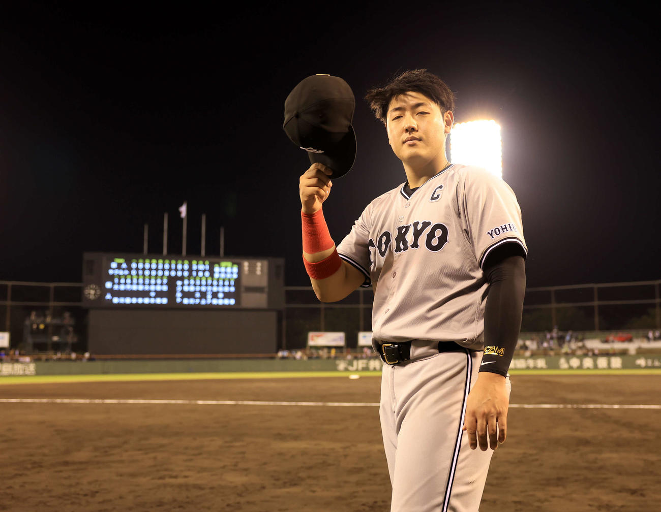 ヤクルト対巨人　ヒーローインタビュー後、帽子を振りあいさつする巨人岡本和（撮影・浅見桂子）