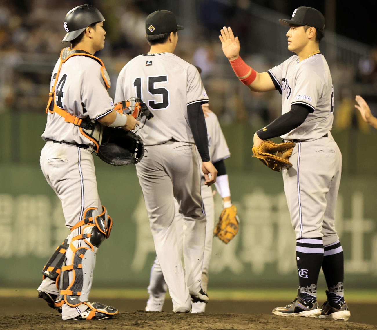 ヤクルト対巨人　3－1で勝利し、笑顔でハイタッチする岡本和（右）ら巨人ナイン（撮影・浅見桂子）
