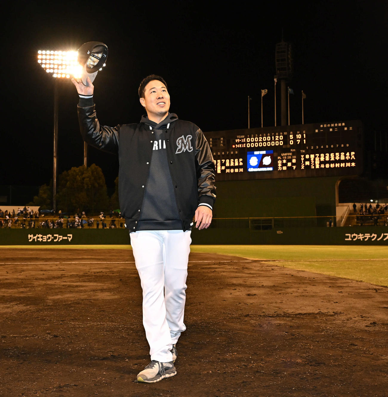 西武対ロッテ　ヒーローインタビューを終えファンの声援に応じる勝利投手のロッテ西野（撮影・滝沢徹郎）