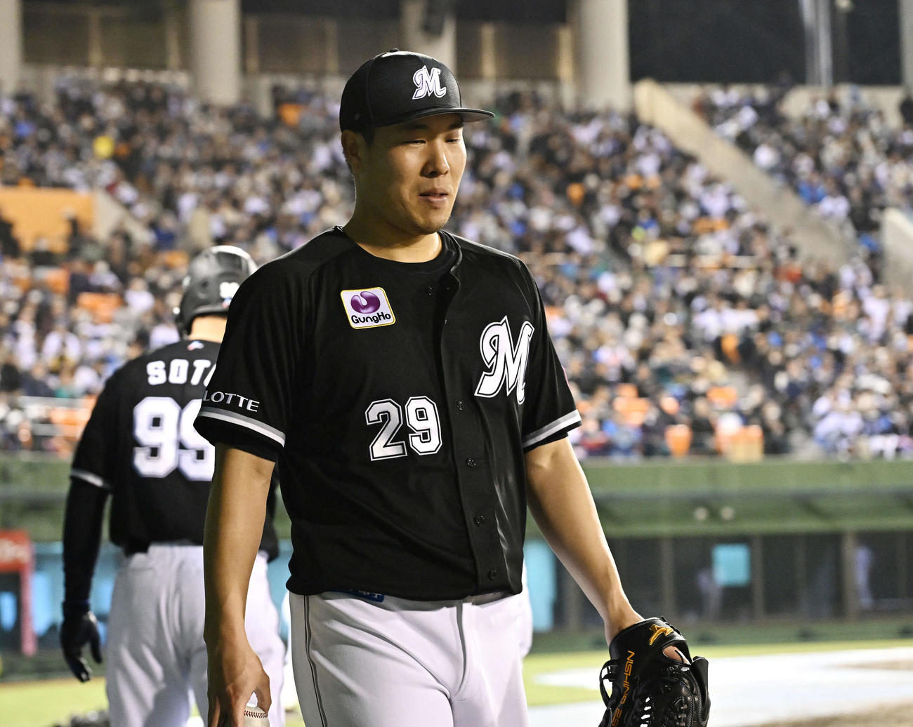 西武対ロッテ　4回表ロッテ2死二、三塁、中村奨の先制2点適時打にほほ笑む西野（撮影・滝沢徹郎）