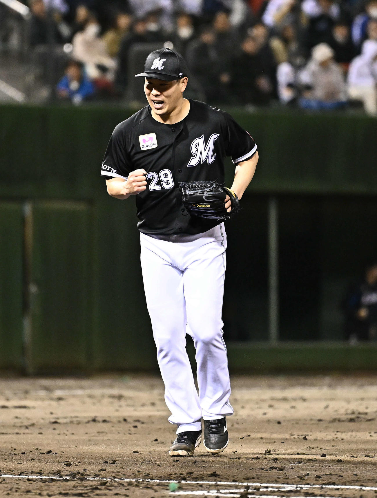西武対ロッテ　7回裏西武2死二、三塁、代打栗山を遊ゴロに打ち取りガッツポーズする西野（撮影・滝沢徹郎）