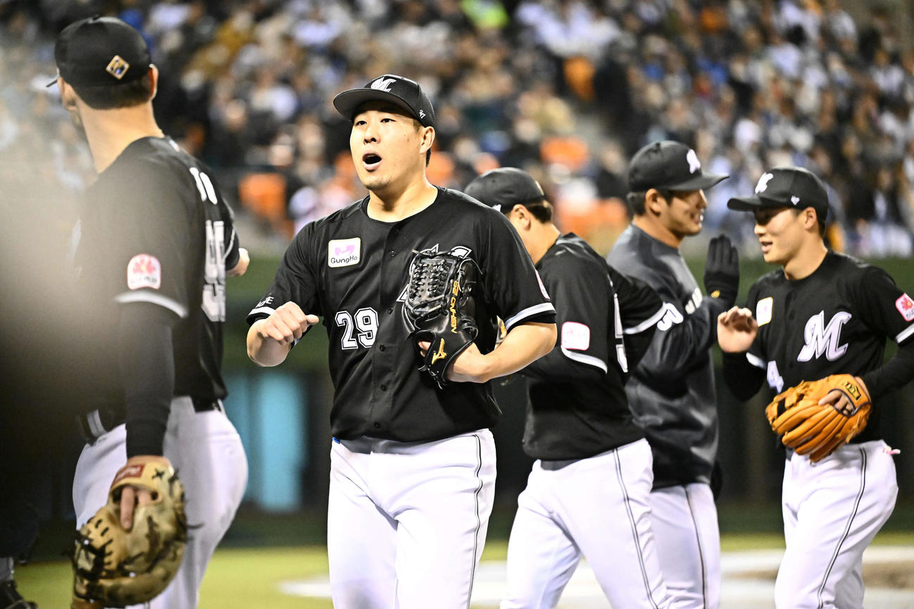 西武対ロッテ　7回裏西武2死二、三塁、代打栗山を遊ゴロに打ち取った西野（左から2人目）はチームメートとタッチをかわす（撮影・滝沢徹郎）